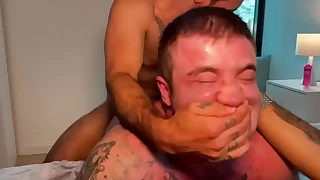 Eu e o Pauzudo do Cawboy do Marcelo Debian fizemos uma Dupla Pentração no Blessed Little shaver e enchemos de Leite o Rabo dele